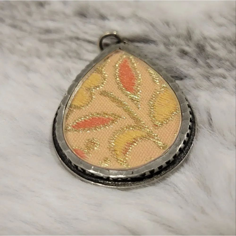 Silver pendant with fabric insert - Picture 2 of 5